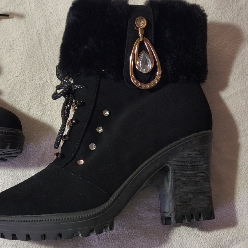 Chic Black Heeled Boots with Fur Trim
